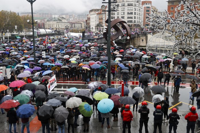 "No estamos todas, faltan las internas": la huelga feminista desborda Bilbao entre un mar de paraguas