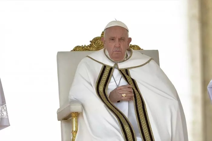 El papa llama "hipócritas" a quienes se escandalizan si bendice a un gay y no a un "empresario que explota a la gente"