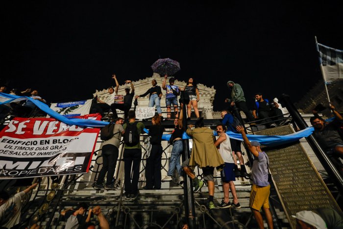 Primer cacerolazo a Milei: Argentina sale a la calle contra el 'decretazo'