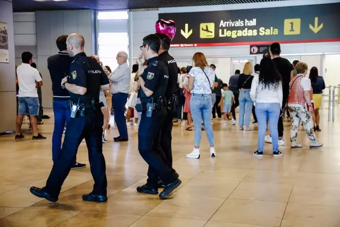 El desastre de las salas de asilo de Barajas mantiene hacinadas a 400 personas y desborda la capacidad de Interior