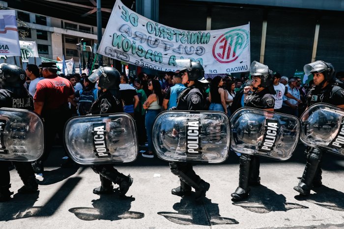 Milei da vía libre al gatillo fácil y cercena el derecho de reunión