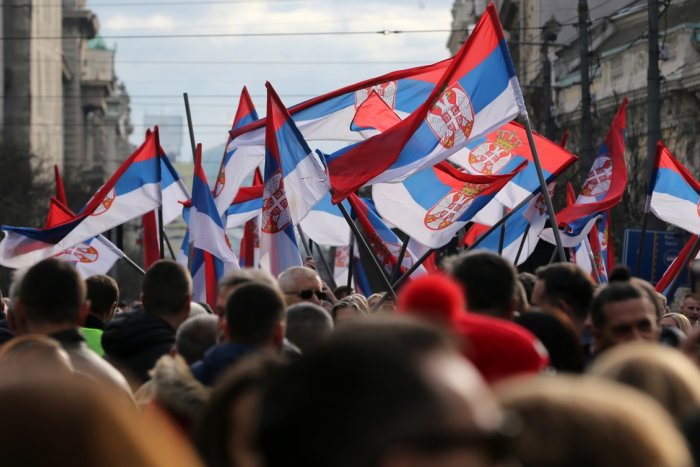 Decenas de miles de serbios protestan en Belgrado contra el supuesto fraude electoral