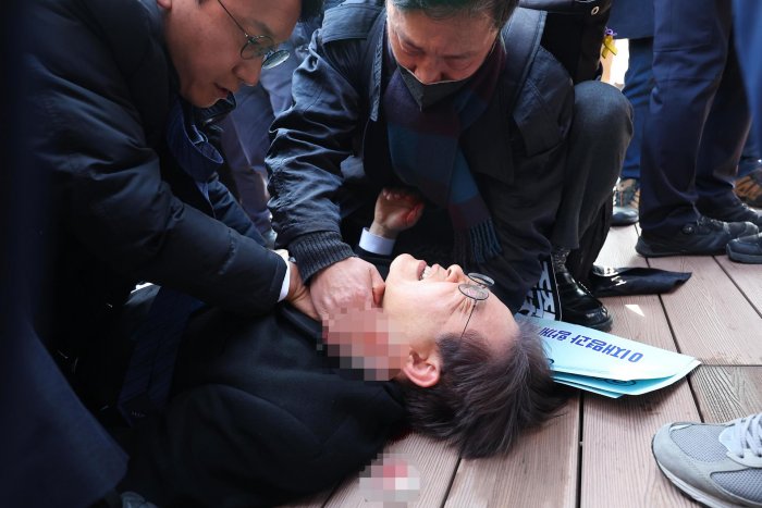 El líder de la oposición en Corea del Sur es apuñalado en el cuello en un acto público