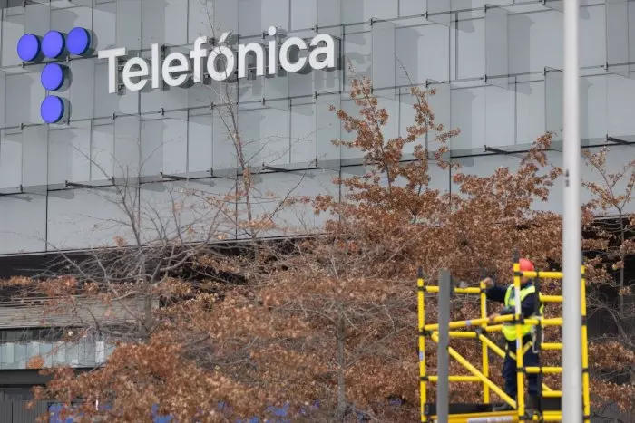 Telefónica y sindicatos firman un ERE para 3.421 empleados y un nuevo convenio