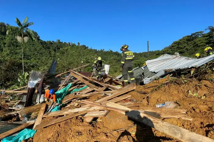 Al menos 33 muertos por dos derrumbes de tierra en una carretera del departamento colombiano del Chocó