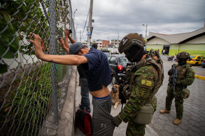 Ecuador, aún en 'shock', sofoca la alta violencia y ve un repliegue de grupos "terroristas"