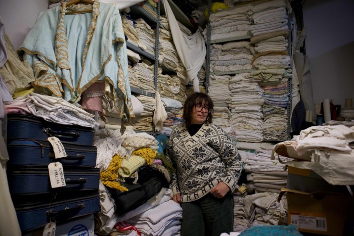 Un tesoro bajo tierra en Barcelona: el sótano que ha vestido y decorado decenas de películas