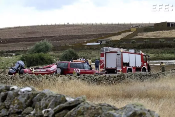 Muere un motorista en Huelva al ser arrastrado por un arroyo de agua caída durante la borrasca 'Karlotta'