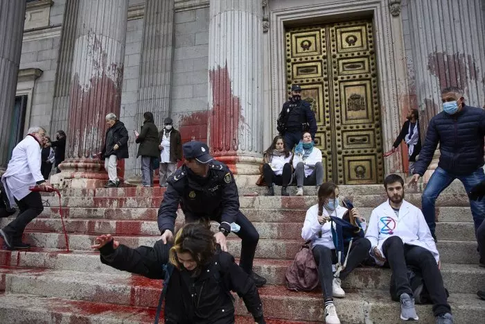 Los activistas climáticos que lanzaron pintura contra el Congreso en 2022 irán a juicio por un delito contra el patrimonio