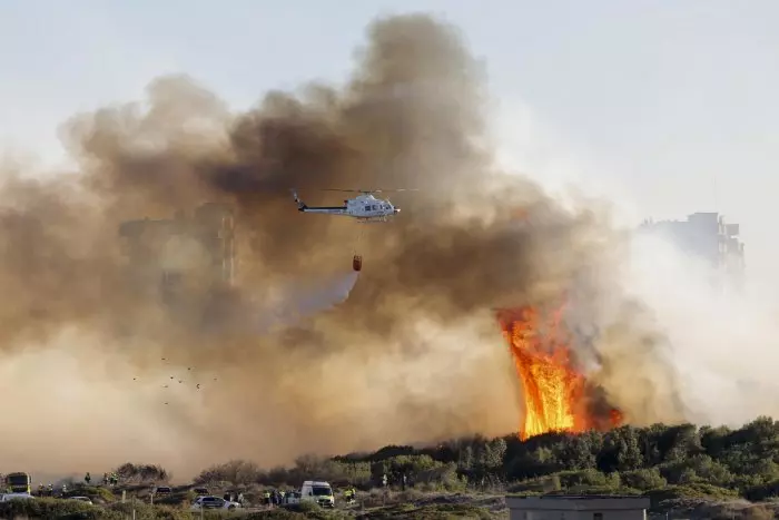 Desalojan cinco edificios y cortan la carretera CV-500 por un incendio en El Saler