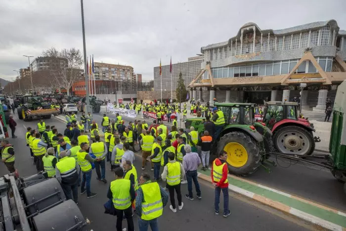 Agricultores bloquean la Asamblea de Murcia y zarandean el coche de López Miras