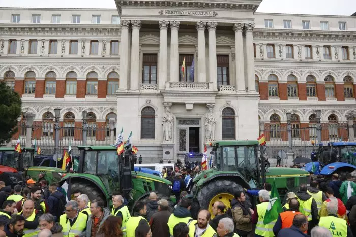 Los tractores se retiran del Ministerio de Agricultura antes de la reunión con Planas