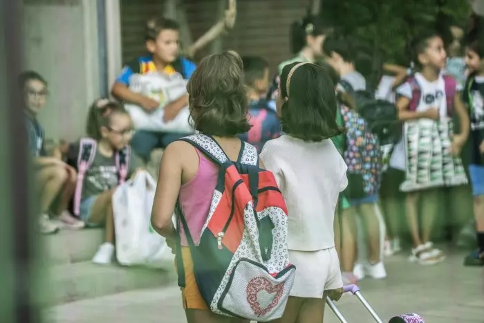 El Gobierno de Ayuso obvia las advertencias de riesgo y mezcla a niñas con adolescentes en un centro de menores