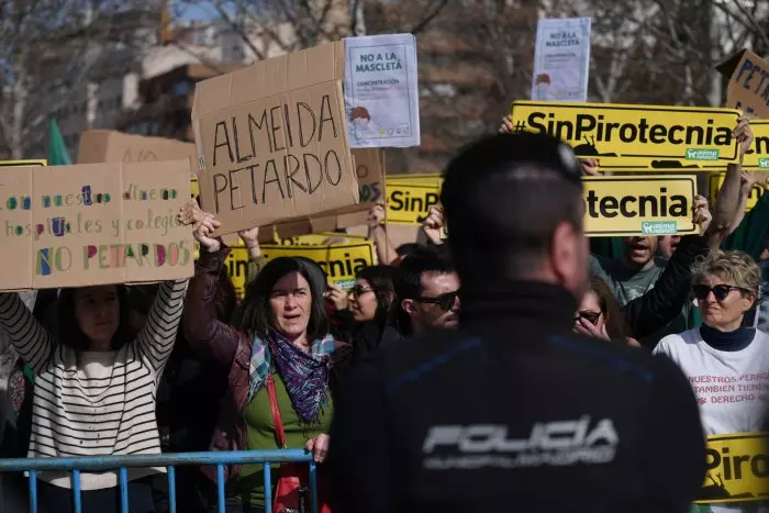 Cientos de personas se manifiestan contra la mascletá en Madrid Río