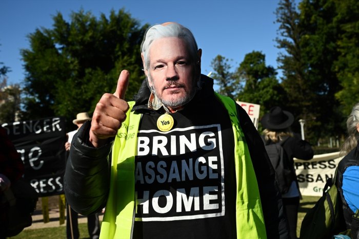 RSF visita a Assange en prisión antes de la vista de su extradición: "En EEUU es posible que no sobreviva"