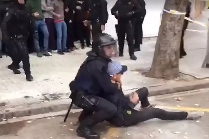 La absolución de un mosso por detención ilegal reabre el debate sobre la desprotección de los manifestantes