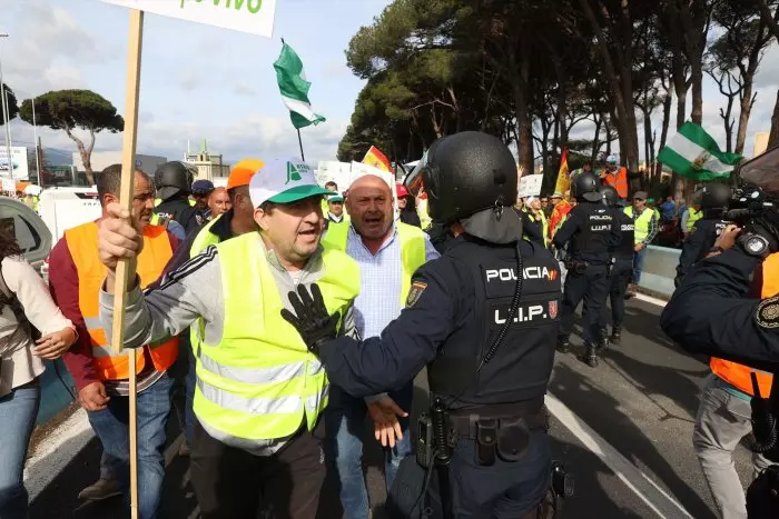 Agresiones a periodistas y pancartas machistas en las protestas de los agricultores en Madrid y La Rioja