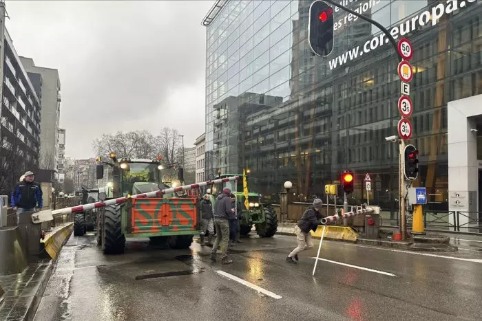 Centenares de tractores bloquean Bruselas en una protesta contra la reunión de ministros de Agricultura de la UE