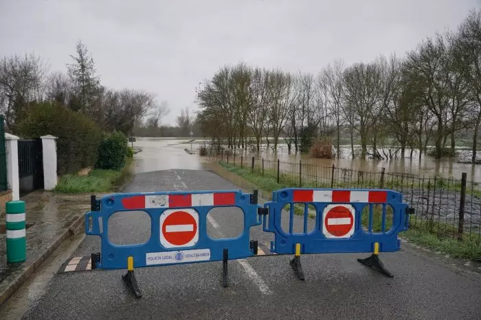 Inundaciones y carreteras cortadas por el temporal de nieve, lluvia y viento