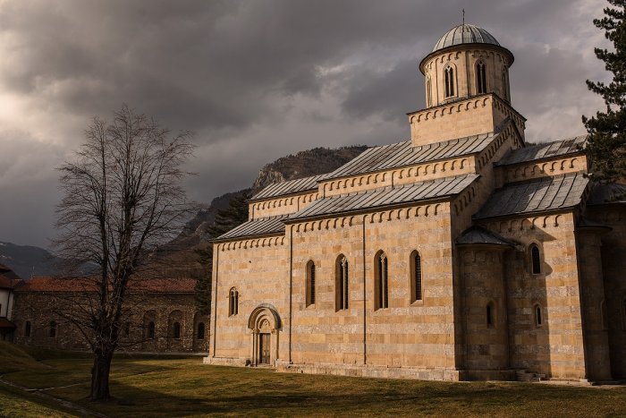 El monasterio serbio de Kosovo que está protegido por militares las veinticuatro horas del día