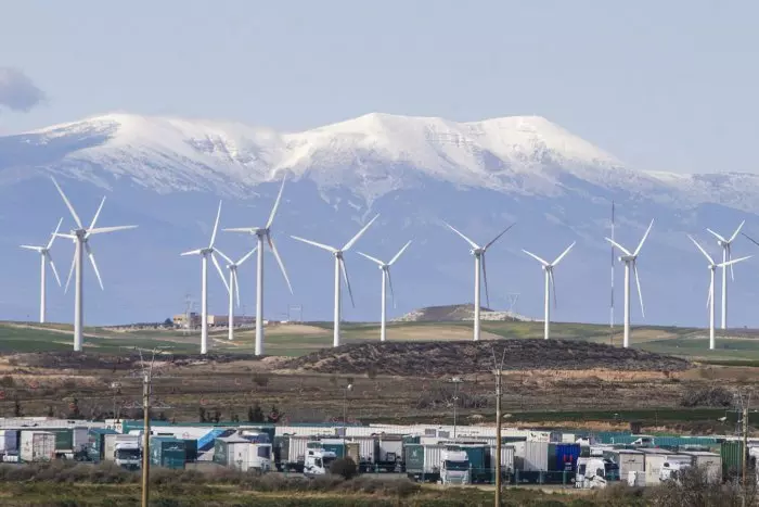 El precio de la luz será de 3,79 euros/MWh este domingo y estará a 0 euros durante 14 horas