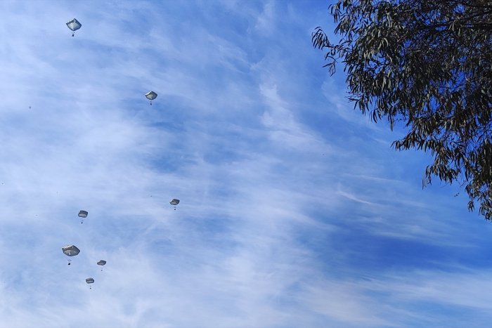 EEUU lanza desde tres aviones su primera ayuda humanitaria a Gaza