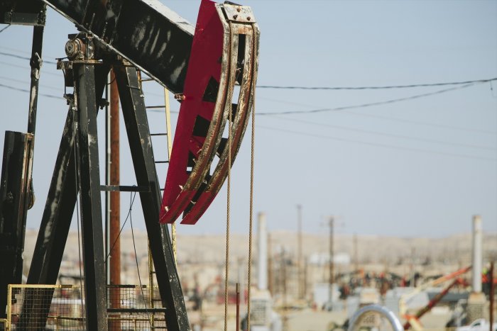 Países árabes de la OPEP+ prorrogan la reducción voluntaria de la producción de petróleo
