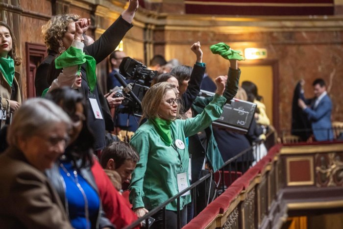 Francia se convierte en el primer país que blinda el aborto en su Constitución