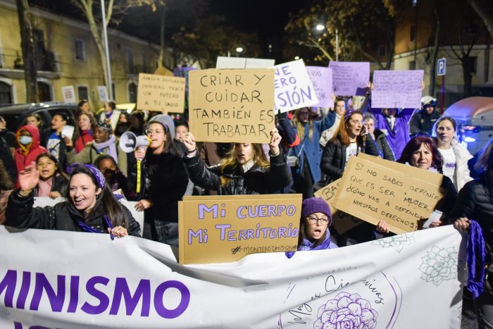 La feminización de los trabajos en el hogar, la educación y la sanidad vuelca el peso de los cuidados sobre las mujeres