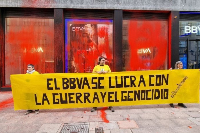 Activistas bañan en pintura una sede del BBVA para denunciar que "financia la vulneración de derechos de Palestina"