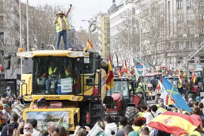 Cientos de personas y decenas de tractores protestan en Madrid para reclamar soluciones para el campo