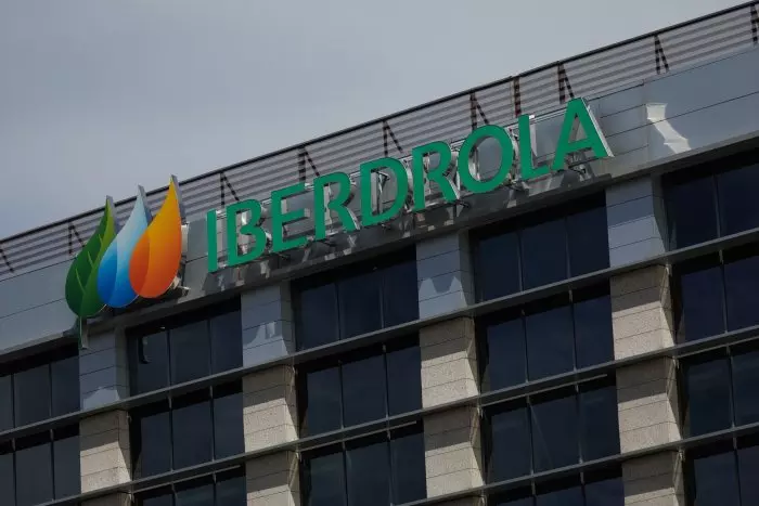 Iberdrola acusa a Repsol de competencia desleal, publicidad engañosa y 'greenwashing'