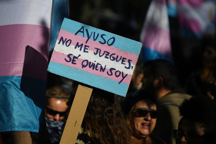 Ayuso accede a sentarse con el Gobierno para defender sus reformas de las leyes trans y LGTBI+