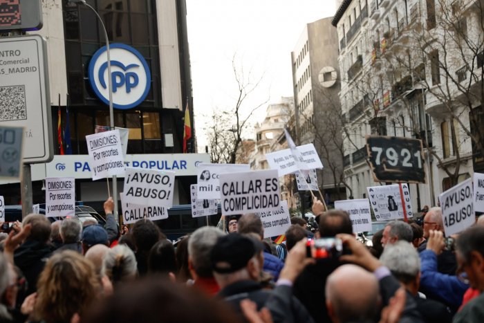 Así te hemos contado en directo la manifestación en la sede del PP para pedir la dimisión de Isabel Díaz Ayuso