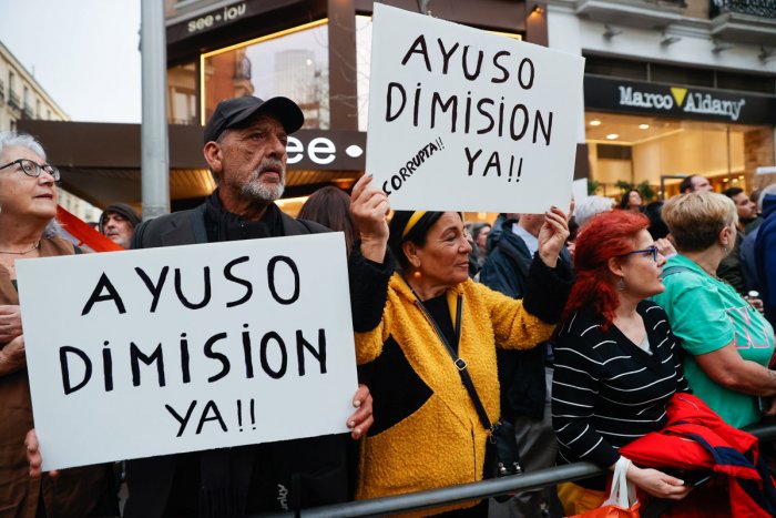 Cientos de personas se concentran ante la sede del PP en Madrid para pedir la dimisión de Ayuso