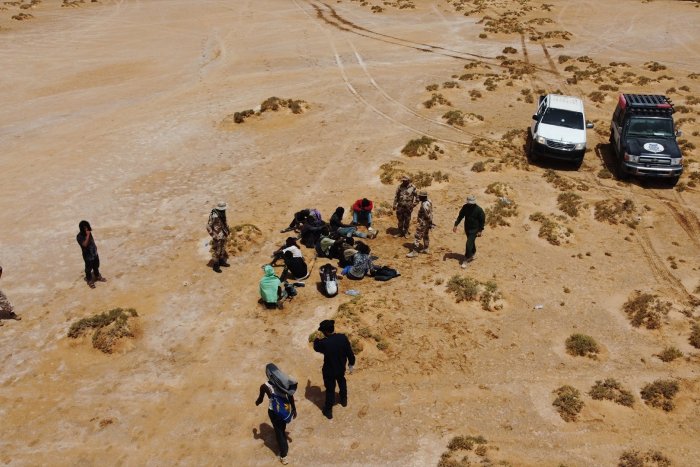 Descubren una fosa común con los cuerpos de al menos 65 migrantes en el sur de Libia