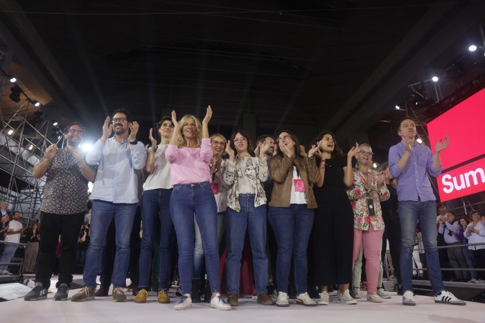 Sumar se erige como alternativa a un bipartidismo envuelto en corrupción y marca perfil propio frente al PSOE