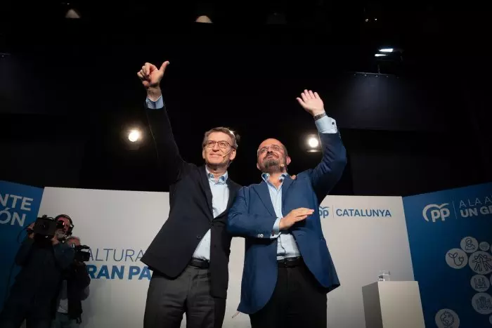 Feijoo se reúne con el líder del PP catalán, pero mantiene en el aire su candidato para las autonómicas