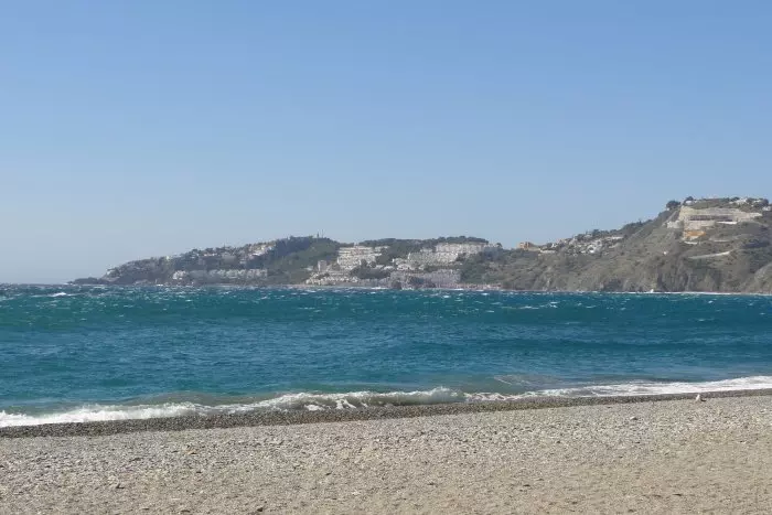 Un grupo de pescadores encuentra un cadáver en la playa granadina de La Velilla