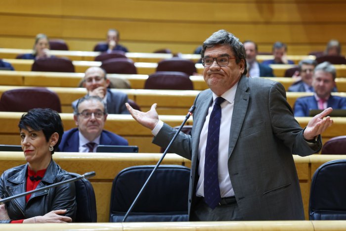 Escrivá abandona el Senado tras ser interrumpido por un representante del PP que hablaba por teléfono