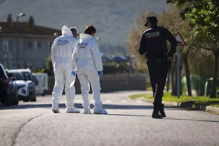 Un hombre asesina a su hijo de cinco años y hiere de gravedad a la madre en Girona