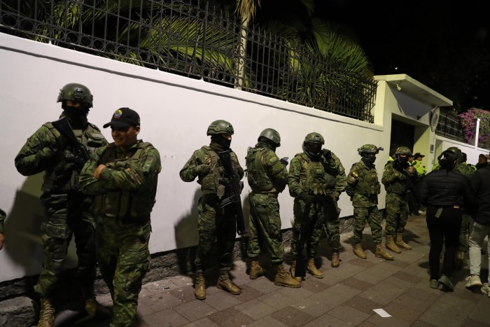 Ecuador asalta la embajada de México en Quito para detener al exvicepresidente Jorge Glas