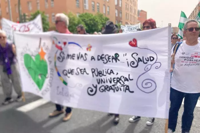 Miles de personas toman las calles en Andalucía en defensa de la sanidad pública