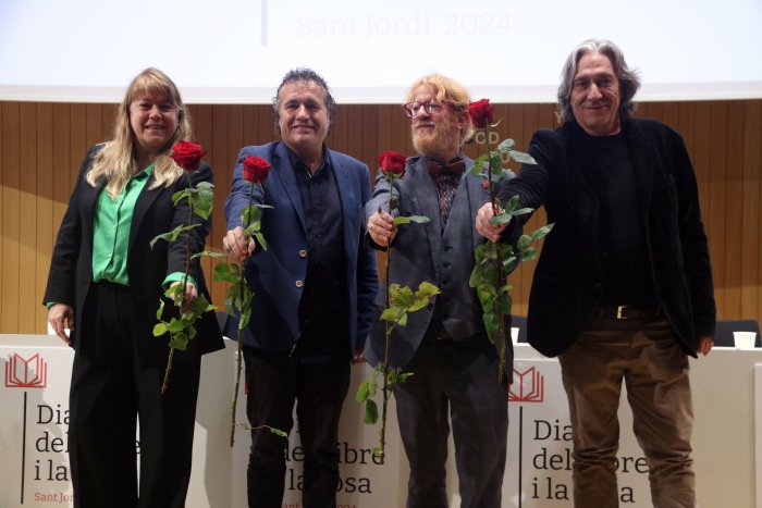 Barcelona recupera la totalitat de les Rambles en un Sant Jordi amb més parades que mai