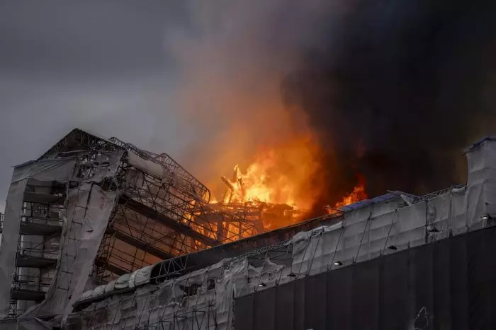 Un incendio devora el histórico edificio de la Bolsa de Copenhague