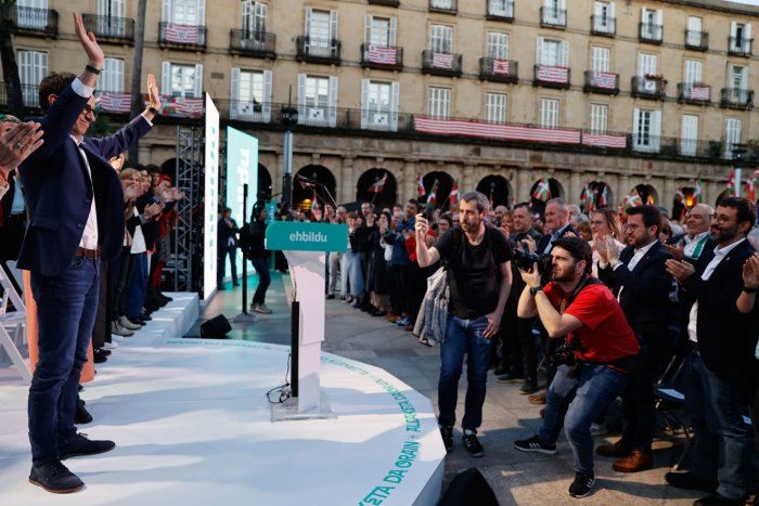 EH Bildu llama a hacer historia: "Somos sirimiri, el domingo seremos lluvia y algún día seremos mar"