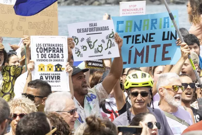 Miles de personas protestan en Canarias contra el turismo de masas: "Las islas tienen un límite"