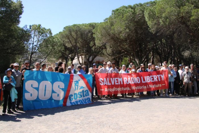 Un centenar de persones es concentren davant l'antiga Ràdio Liberty de Pals per reclamar-ne la rehabilitació