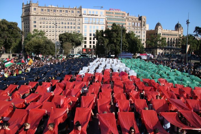 Milers de persones tornen a sortir al carrer a Barcelona contra el "genocidi" a Palestina