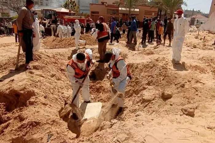 Gaza dice que ha recuperado decenas de cuerpos enterrados en una fosa común en Jan Yunis